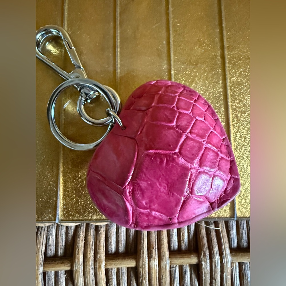 🩷 authentic🩷 pink crocodile skin heart keychain BoHo chic